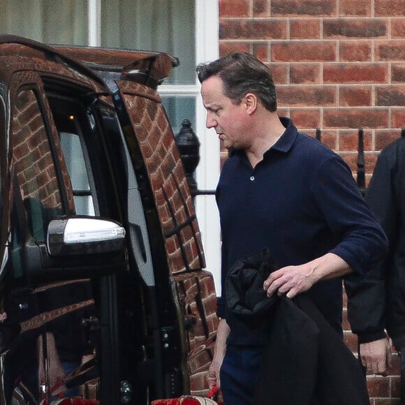 David Cameron et sa famille quittent Downing St pour aller passer le week-end à la campagne, après son rendez vous avec Amal Clooney et l'ancien président des Maldives Mohamed Nasheed, à Londres, le 23 janvier 2016