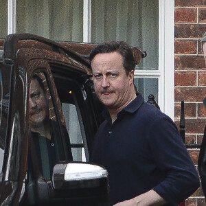 David Cameron et sa famille quittent Downing St pour aller passer le week-end à la campagne, après son rendez vous avec Amal Clooney et l'ancien président des Maldives Mohamed Nasheed, à Londres, le 23 janvier 2016