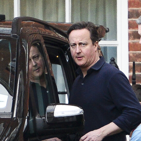 David Cameron et sa famille quittent Downing St pour aller passer le week-end à la campagne, après son rendez vous avec Amal Clooney et l'ancien président des Maldives Mohamed Nasheed, à Londres, le 23 janvier 2016