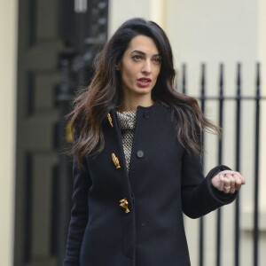 Amal Clooney quitte le No 10 Downing Street après un rendez-vous avec David Cameron et l'ancien président des Maldives Mohamed Nasheed, à Londres, le 23 janvier 2016 Photo by Steve Back / Barcroft Media/ABACAPRESS.COM