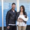 Sergio Ramos et sa compagne Pilar Rubio devant la maternité où a vu le jour Marco, leur second enfant, à Madrid, le 17 novembre 2015