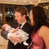 Sur sa page Facebook, Mark Zuckerberg a publié une photo de sa femme et lui ainsi que leur petite fille Maxima . Le 2 janvier 2016.