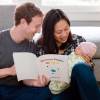 Sur sa page Facebook, Mark Zuckerberg a publié une photo de sa femme Priscilla Chan et lui en train de lire un livre de physique quantique à leur petite fille Maxima . Le 10 décembre 2015.
