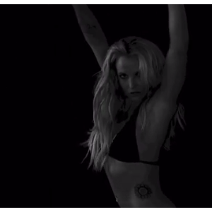 Le 26 janvier 2016, Britney Spears a publié des vidéos d'elle très sexy sur sa page Instagram qui la montre en train d'exhiber son corps de rêve et son ventre plat dans un bikini noir.