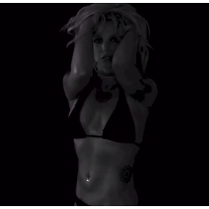 Le 26 janvier 2016, Britney Spears a publié des vidéos d'elle très sexy sur sa page Instagram qui la montre en train d'exhiber son corps de rêve et son ventre plat dans un bikini noir.