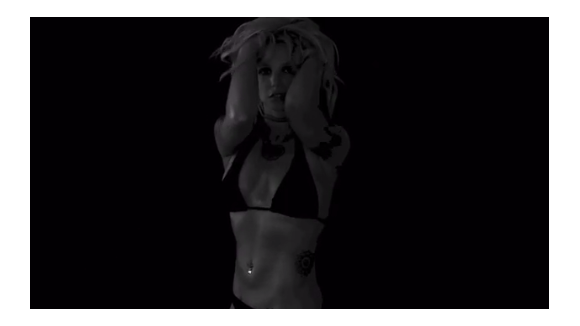 Britney Spears : Sensuelle et sexy en bikini, la popstar exhibe son ventre plat