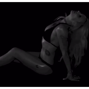 Le 26 janvier 2016, Britney Spears a publié des vidéos d'elle très sexy sur sa page Instagram qui la montre en train d'exhiber son corps de rêve et son ventre plat dans un bikini noir.
