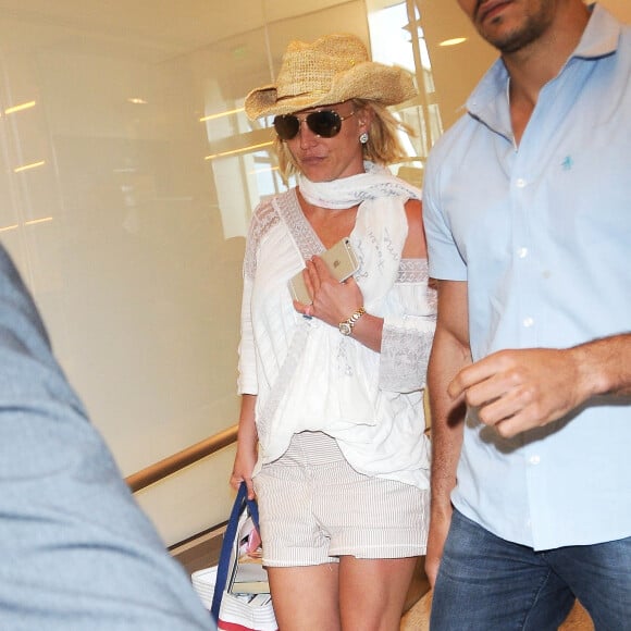 Britney Spears prend un vol à l'aéroport de Los Angeles, le 18 juin 2015.