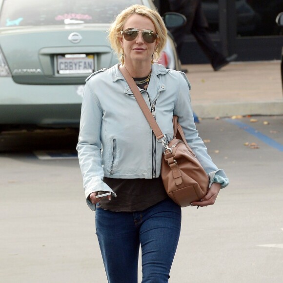 Britney Spears fait les boutiques chez Restoration Hardware à Los Angeles, le 10 décembre 2015