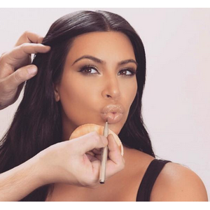 Kim Kardashian a publié une photo d'elle en pleine séance maquillage sur sa page Instagram, le 23 janvier 2015.