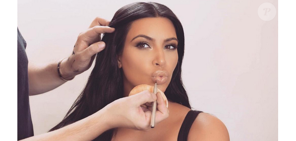 Kim Kardashian a publié une photo d'elle en pleine séance maquillage sur sa page Instagram, le 23 janvier 2015.