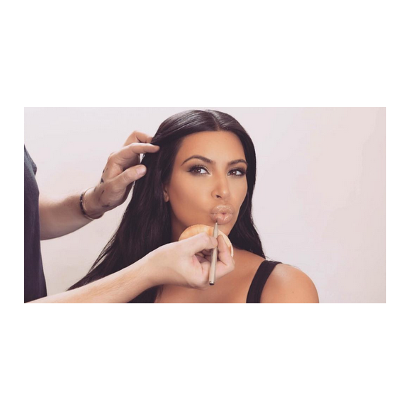 Kim Kardashian a publié une photo d'elle en pleine séance maquillage sur sa page Instagram, le 23 janvier 2015.