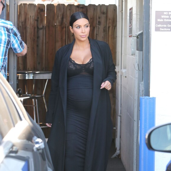 Kim Kardashian, enceinte, est toujours coiffée et maquillée à la perfection quand elle sort à Los Angeles le 23 octobre 2015.