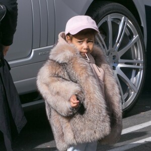 Kourtney Kardashian passe la journée avec ses enfants Mason et Penelope et sa nièce North West à Woodland Hills, le 29 décembre 2015.