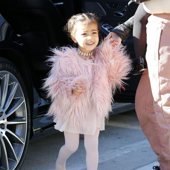 Kourtney Kardashian accompagne sa fille Penelope Disick et sa nièce North West à leur cours de danse à Woodland Hills, le 16 décembre 2015.