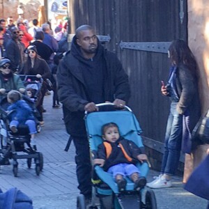 Kanye West, North West - La famille Kardashian passe la journée à Disneyland à Anaheim, le 14 décembre 2015