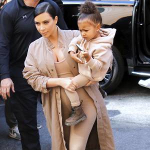 Kim Kardashian (enceinte) et sa fille North - Arrivées au Défilé Kanye West x Adidas à New York le 16 septembre 2015.
