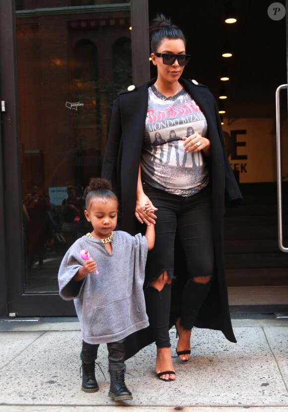 Kim Kardashian enceinte se promène avec sa fille North à New York, le 7 septembre 2015.