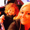 Julie (Secret Story 8) exhibe avec fierté sa petite Candice. Ici dans un manège.