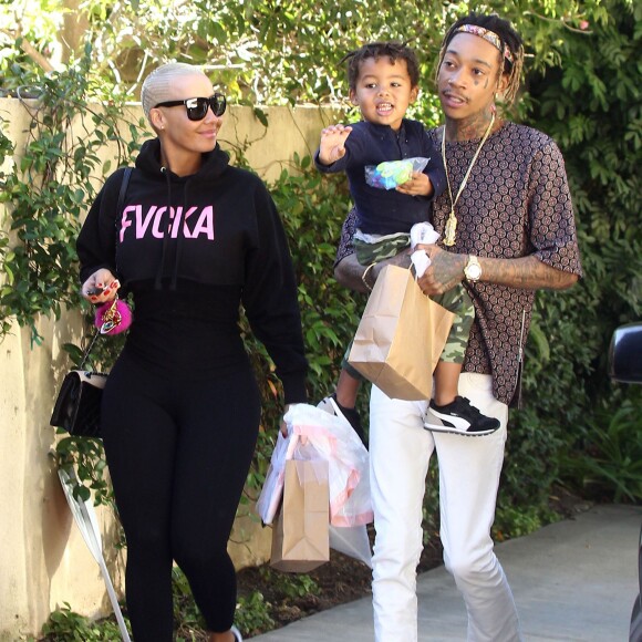Amber Rose et son ex Wiz Khalifa emmènent leur fils Sebastian jouer au parc à Los Angeles, le 16 décembre 2015
