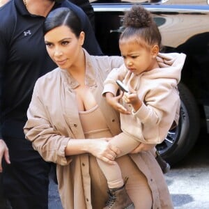 Kim Kardashian (enceinte) et sa fille North - Arrivées au Défilé Kanye West x Adidas à New York le 16 septembre 2015.