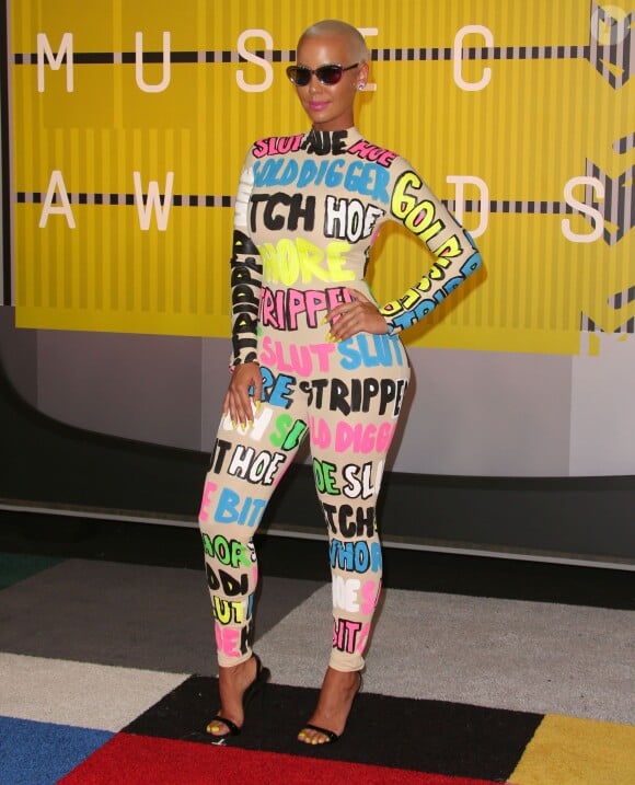 Amber Rose assiste aux MTV Video Music Awards 2015, habillée d'un body couvert d'insultes adressées aux femmes. Los Angeles le 30 août 2015.