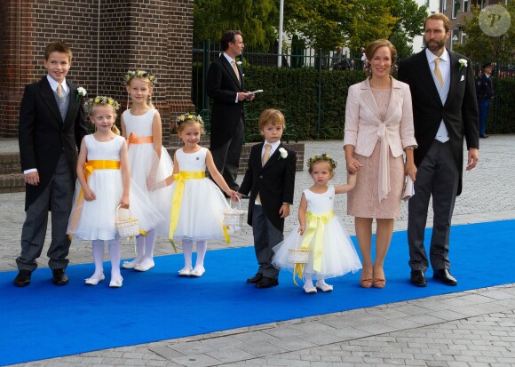 Paola et Julia avec leurs parents la princesse Margarita et Tjalling ten Cate et les garçons et demoiselles d'honneur au mariage du prince Jaime de Bourbon-Parme et de la princesse Viktoria, le 5 octobre 2013 à Apeldoorn.