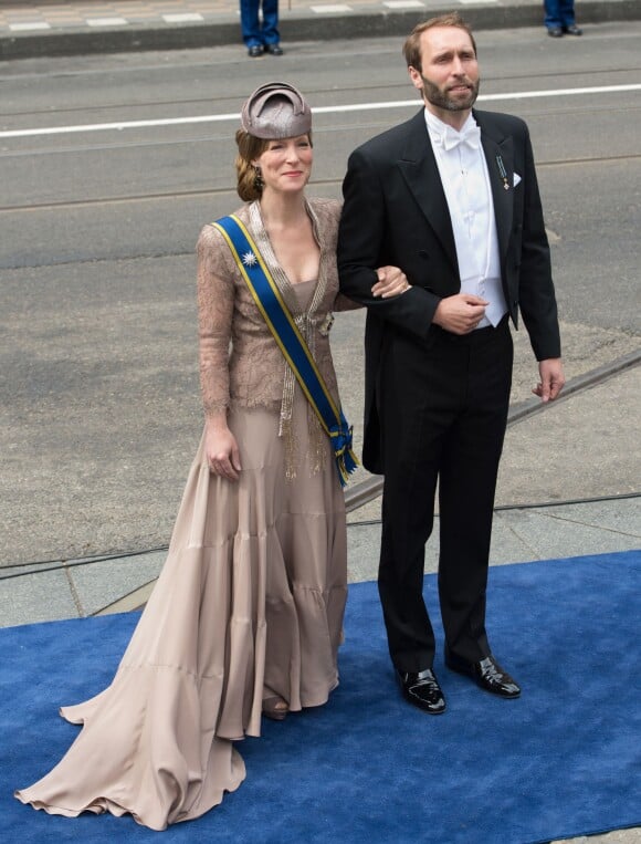 La princesse Margarita de Bourbon-Parme arrivant à la prestation de serment de son cousin le roi Willem-Alexander des Pays-Bas avec son mari Tjalling ten Cate, le 30 avril 2013 à Amsterdam.
