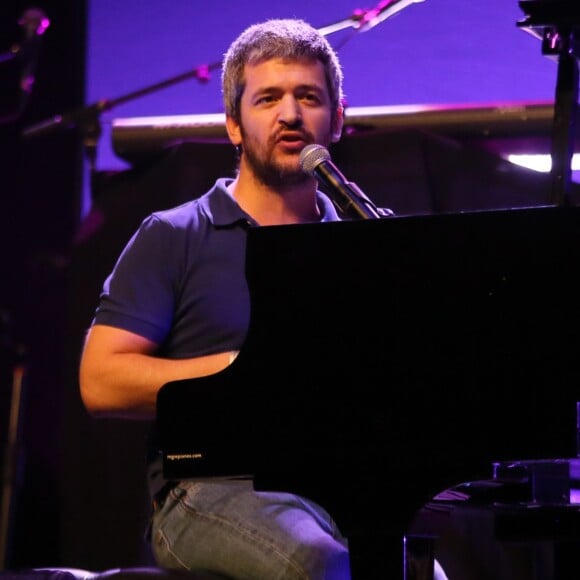 Le chanteur Grégoire - Soirée de gala au profit de l'association "Sport dans la ville" au palais de la mutualité à Paris le 30 novembre 2015. © CVS / Bestimage