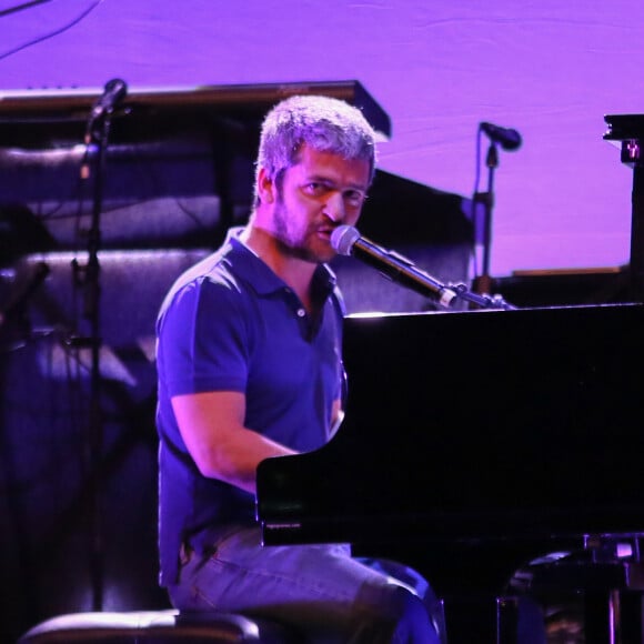 Le chanteur Grégoire - Soirée de gala au profit de l'association "Sport dans la ville" au palais de la mutualité à Paris le 30 novembre 2015. © CVS / Bestimage