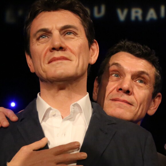 Exclusif - Le chanteur Marc Lavoine inaugure sa statue de cire au Musée Grévin à Paris le 1er février 2016. ©Denis Guignebourg/Bestimage