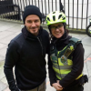 David Beckham vient en aide à un hommage âgé et une secouriste dans les rues de Londres le 1er février 2016.