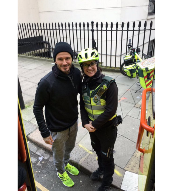 David Beckham vient en aide à un hommage âgé et une secouriste dans les rues de Londres le 1er février 2016.