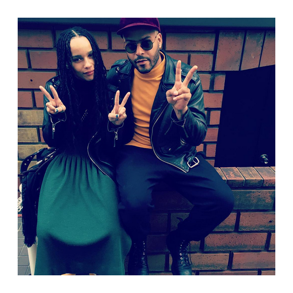 Zoë Kravitz a publié une photo avec son chéri Twin Shadow sur sa page Instagram, prise lors de leurs vacances au Japon, au mois de décembre 2015.