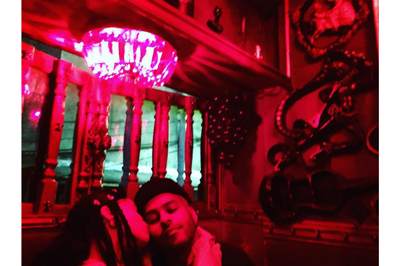 Zoë Kravitz a publié une photo avec son chéri Twin Shadow sur sa page Instagram, prise lors de leurs vacances au Japon, au mois de décembre 2015.