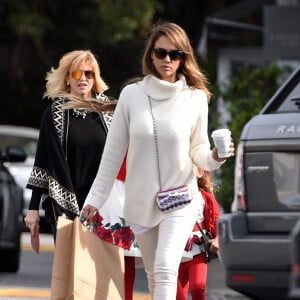 Exclusif - Jessica Alba, accompagnée de sa mère Catherine Jensen, fait du shopping avec ses filles Honor et Haven au Country Mart à Brentwood, le 24 décembre 2015.