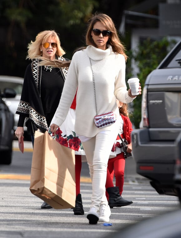 Exclusif - Jessica Alba, accompagnée de sa mère Catherine Jensen, fait du shopping avec ses filles Honor et Haven au Country Mart à Brentwood, le 24 décembre 2015.
