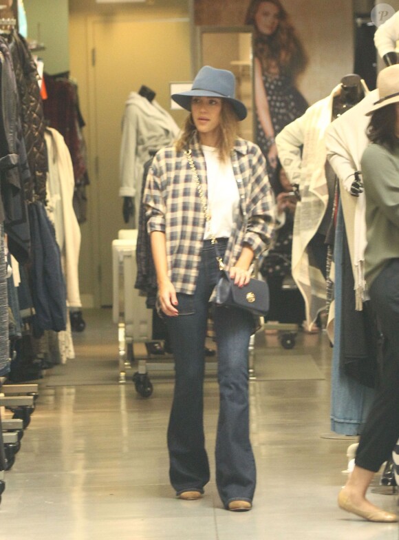 Jessica Alba fait du shopping à Beverly Hills, le 15 novembre 2015.