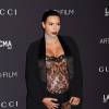 Kim Kardashian, enceinte lors du gala Art+Film 2015 du musée LACMA en l'honneur de James Turrell et Alejandro Inarritu à Los Angeles, le 7 novembre 2015.