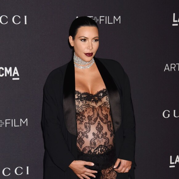 Kim Kardashian, enceinte lors du gala Art+Film 2015 du musée LACMA en l'honneur de James Turrell et Alejandro Inarritu à Los Angeles, le 7 novembre 2015.