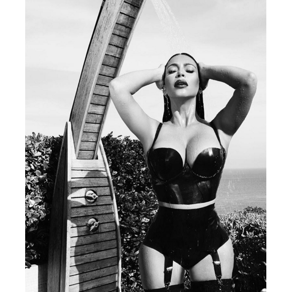 Kim Kardashian pour www.kimkardashianwest.com. Photo par Steven Gomillion.