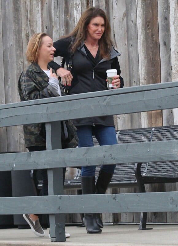 Exclusif - Caitlyn Jenner achète un café au Starbucks (avec ses initiales CJ) à Malibu, le 18 janvier 2016.