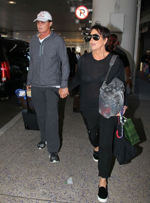 Bruce Jenner et sa femme Kris Jenner - La famille Kardashian arrive à Los Angeles, en provenance de Thailande le 2 avril 2014.