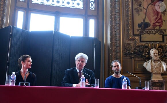 Stéphane Lissner (le directeur de l'Opéra de Paris), Benjamin Millepied (directeur de la danse à l'Opéra de Pari) et Aurélie Dupont (la nouvelle directrice de la danse à l'Opéra de Paris) lors de la conférence de presse à l'Opéra de Paris, le 4 février 2016, après l'annonce du chorégraphe Benjamin Millepied dans un communiqué de sa démission de la direction du ballet de l'Opéra de Paris. Benjamin Millepied sera remplacé en septembre par Aurélie Dupont