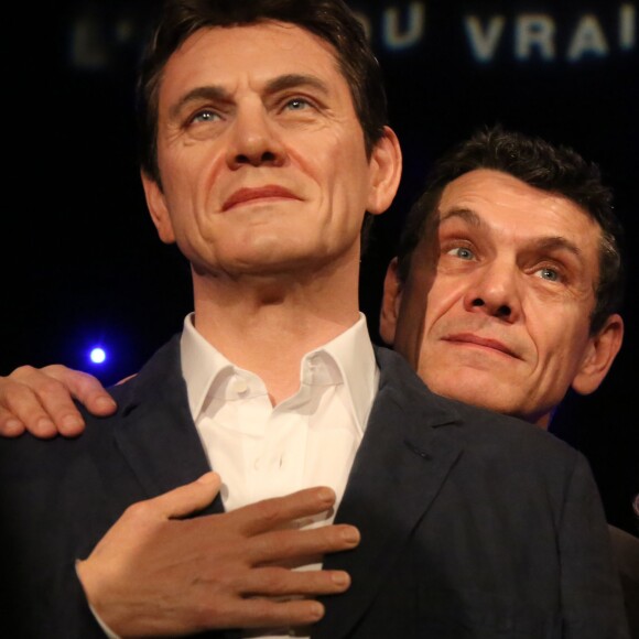 Exclusif - Le chanteur Marc Lavoine inaugure sa statue de cire au Musée Grévin à Paris le 1er février 2016. ©Denis Guignebourg/Bestimage