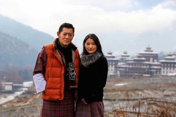 Le roi-dragon Jigme Khesar du Bhoutan et la reine Jetsun Pema, ici en photo le 20 janvier 2016 devant le palais Tashichhodzong (siège du gouvernement), ont eu le 5 février 2016 leur premier enfant, le Gyalsey.