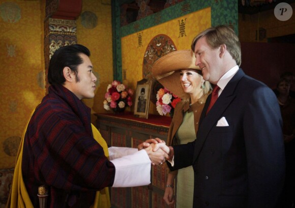 Le roi Jigme Khesar du Bhoutan recevant, quelques mois après le début de son règne, Willem-Alexander et Maxima des Pays-Bas en visite officielle, le 29 octobre 2007, à Thimphu.