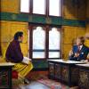 Le roi Jigme Khesar du Bhoutan recevant, quelques mois après le début de son règne, Willem-Alexander et Maxima des Pays-Bas en visite officielle, le 29 octobre 2007, à Thimphu.