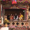 Image du mariage, en octobre 2011, du roi Jigme Khesar du Bhoutan et de la reine Jetsun Pema. Ce baiser chaste, osé au regard de la tradition, était un symbole puissant de modernité et d'amour. Le couple a eu le 5 février 2016 son premier enfant, un fils (le Gyalsey).