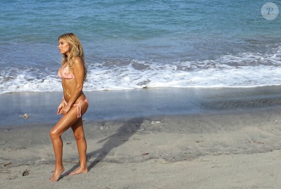 Exclusif - Sylvie Meis, l'ex de Rafael van der Vaart, en plein shooting à Bali le 4 février 2016